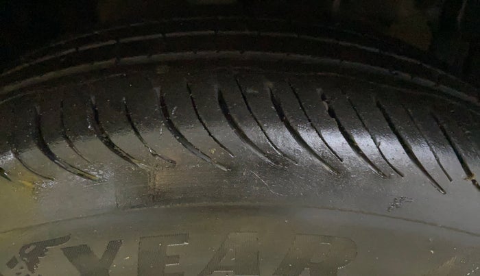 2015 Maruti S Cross ZETA 1.6, Diesel, Manual, 1,23,303 km, Right Front Tyre Tread