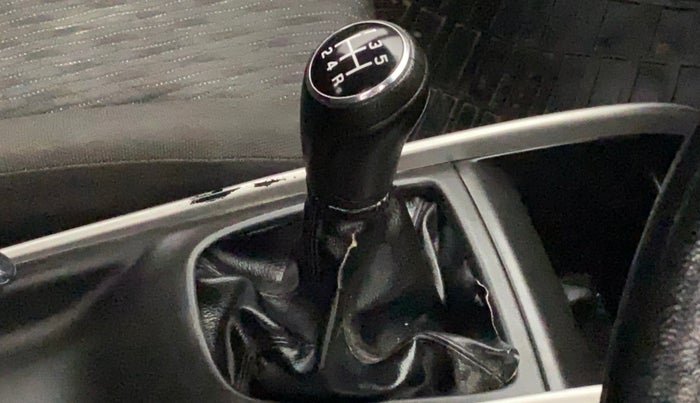 2018 Maruti Baleno DELTA PETROL 1.2, Petrol, Manual, 1,17,495 km, Gear lever - Boot cover slightly torn