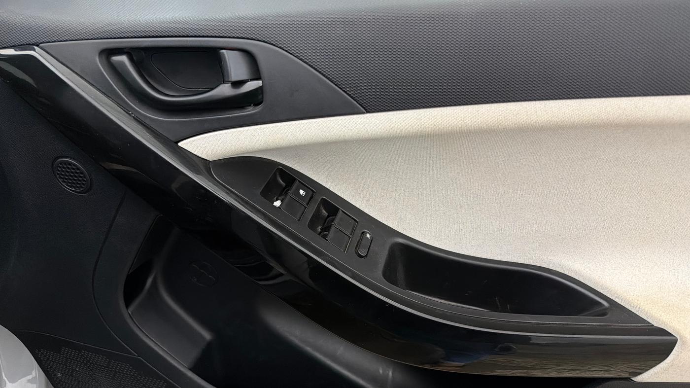 2026 Tata NEXON Pure Plus 1.2 iCNG 6MT, CNG, Manual, 5,389 km, Driver Side Door Panels Control