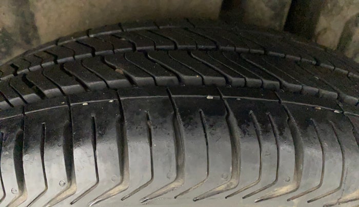 2012 Maruti Swift VXI, Petrol, Manual, 73,703 km, Left Rear Tyre Tread