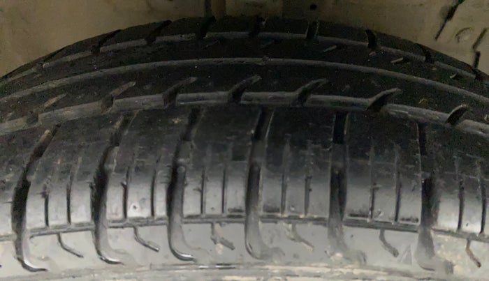 2012 Maruti Swift VXI, Petrol, Manual, 73,703 km, Right Front Tyre Tread