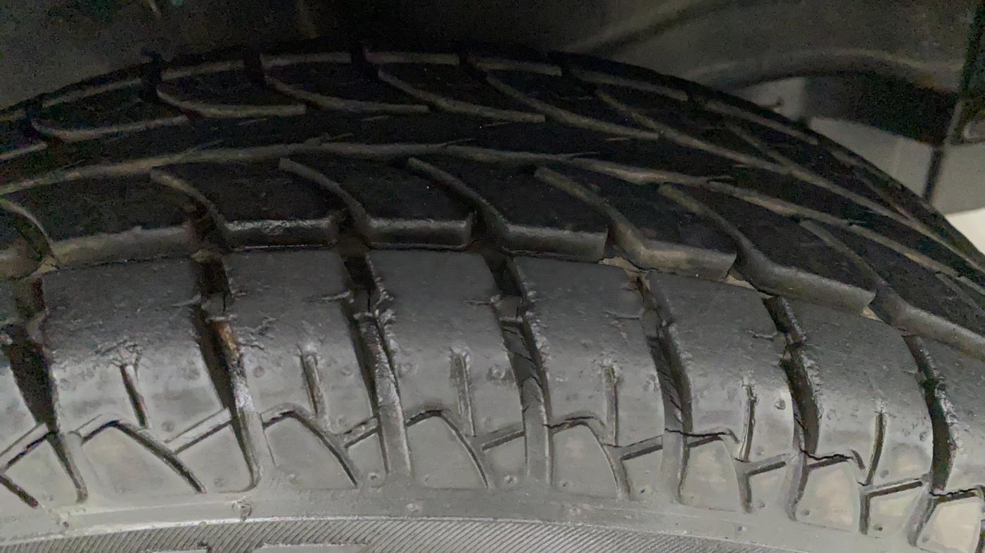2014 Maruti Wagon R 1.0 LXI CNG SIGNATURE EDITION, CNG, Manual, 3,262 km, Left Front Tyre Tread