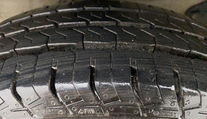 2012 Maruti Eeco 7 STR, Petrol, Manual, 31,741 km, Left Front Tyre Tread