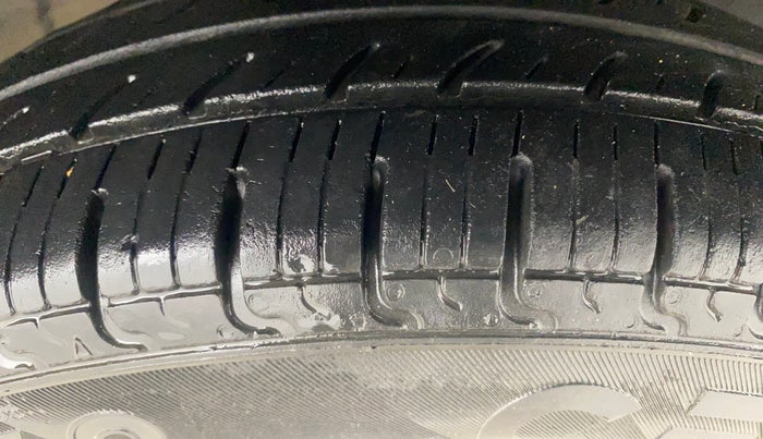 2018 Renault Kwid RXT 1.0 (O), Petrol, Manual, 76,789 km, Right Front Tyre Tread