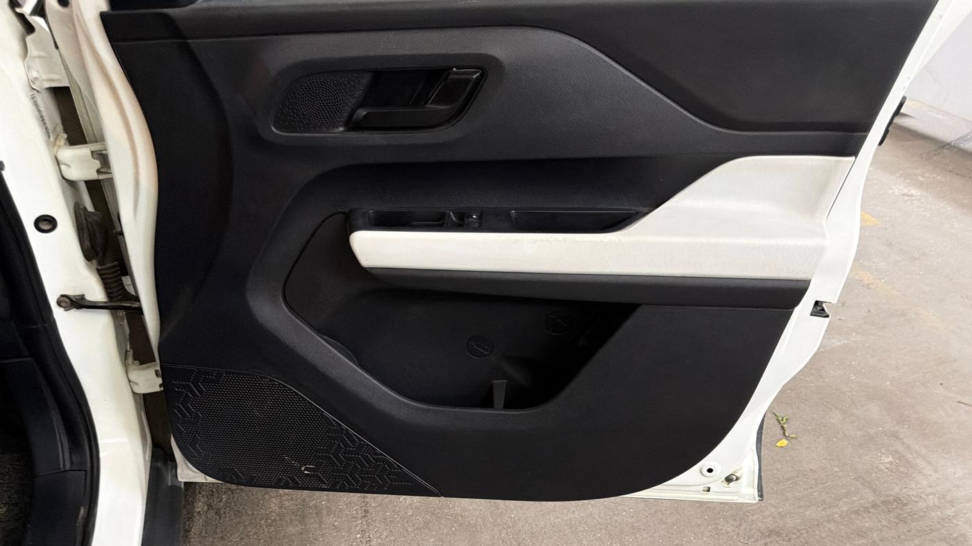2021 Tata PUNCH PURE MT, Petrol, Manual, 36,827 km, Driver Side Door Panels Control