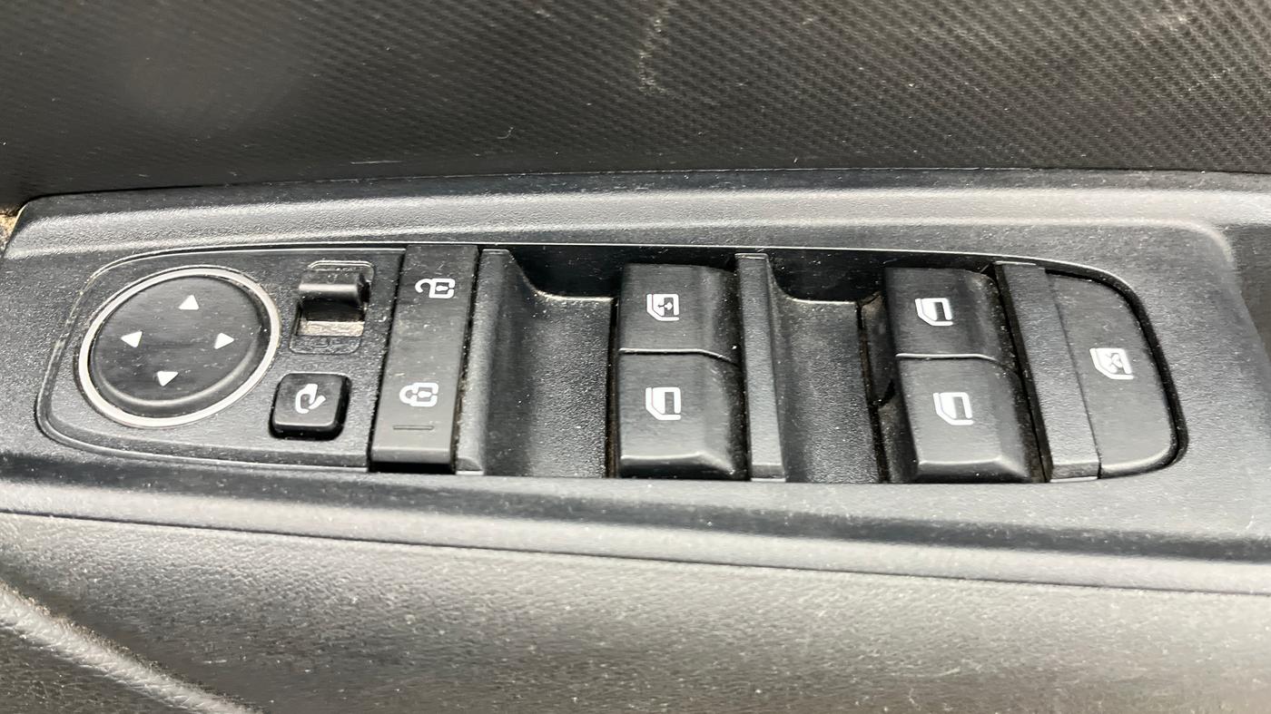 2020 KIA SONET HTK PLUS 1.5 AT, Diesel, Automatic, 66,516 km, Driver Side Door Panels Control