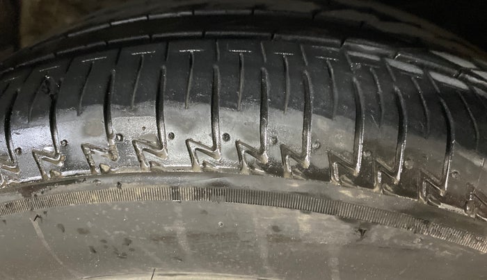 2024 MG ASTOR Select 1.5 CVT (Ivory), Petrol, Automatic, 20,164 km, Right Front Tyre Tread