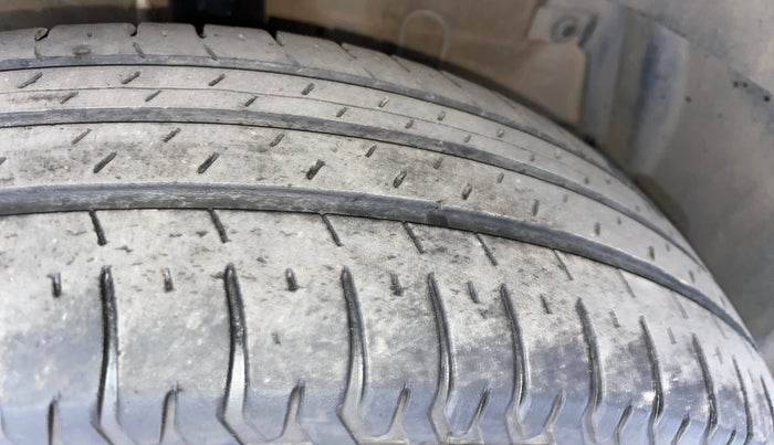 2016 Maruti Swift LXI (O), Petrol, Manual, 62,489 km, Right Front Tyre Tread