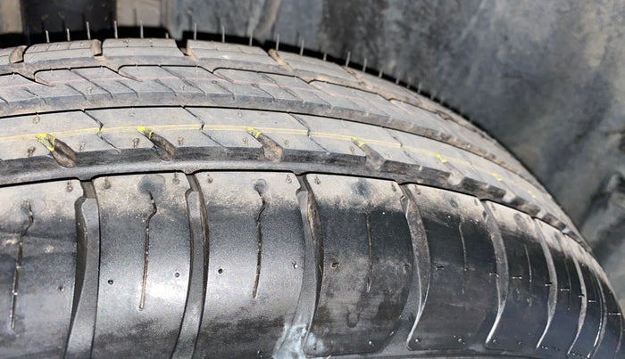 2016 Maruti Swift LXI (O), Petrol, Manual, 62,489 km, Right Rear Tyre Tread