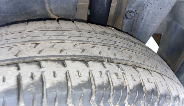 2016 Maruti Swift LXI (O), Petrol, Manual, 62,489 km, Left Rear Tyre Tread