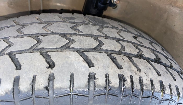 2016 Maruti Swift LXI (O), Petrol, Manual, 62,489 km, Left Front Tyre Tread