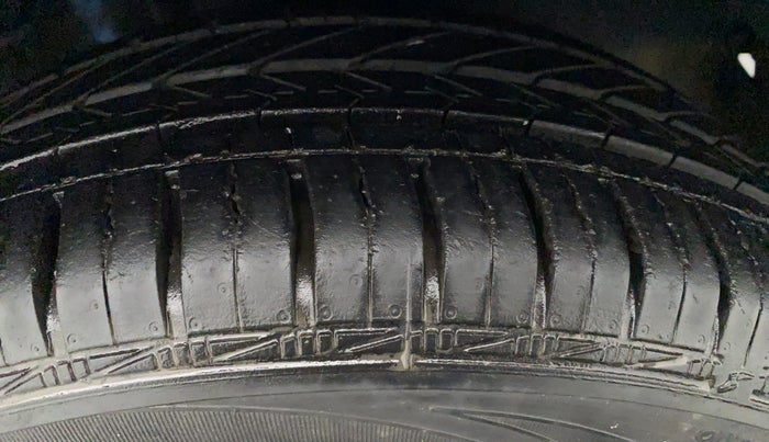 2012 Toyota Etios Liva G, Petrol, Manual, 28,205 km, Left Front Tyre Tread