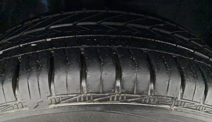 2012 Toyota Etios Liva G, Petrol, Manual, 28,205 km, Right Front Tyre Tread