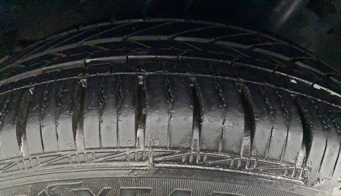 2012 Toyota Etios Liva G, Petrol, Manual, 28,205 km, Right Rear Tyre Tread