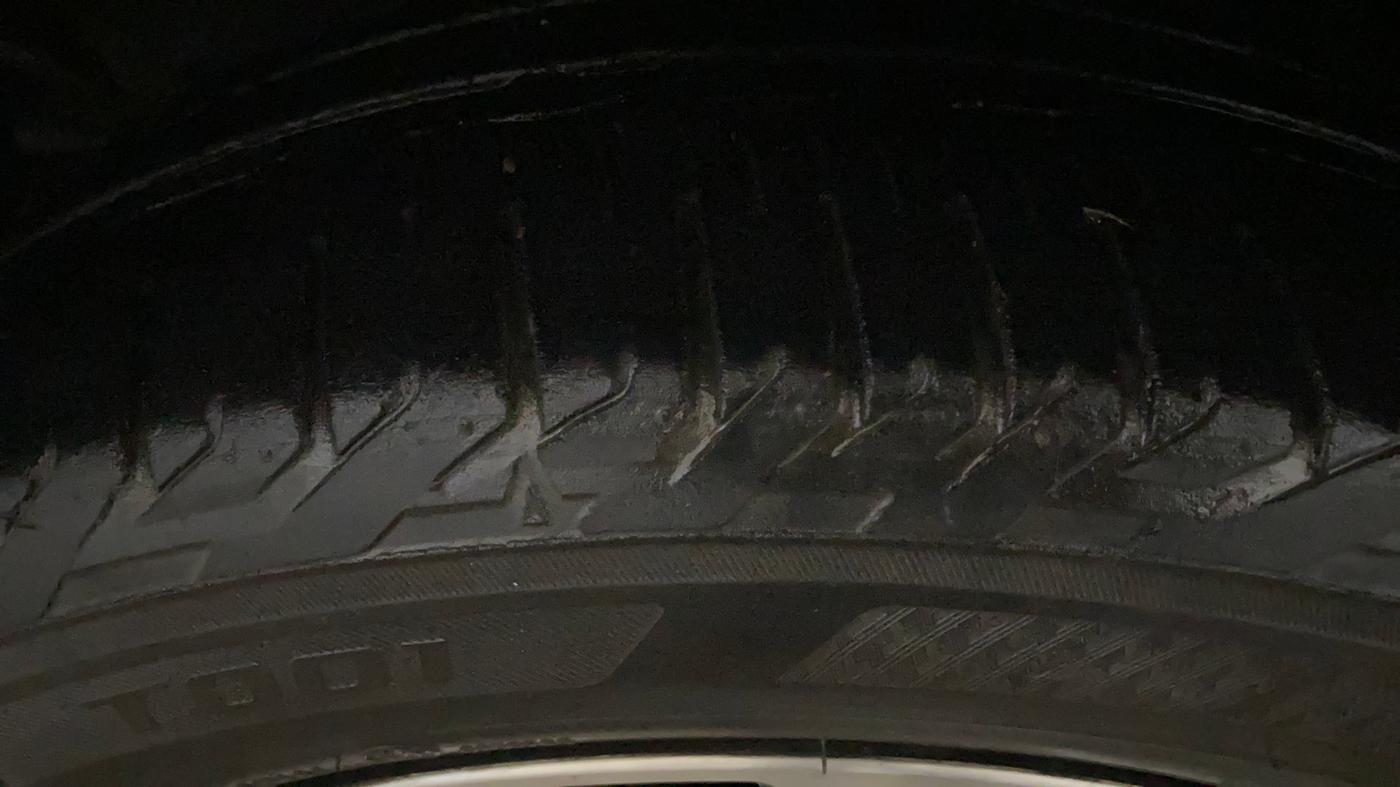 2022 Toyota Innova Crysta 2.7 ZX AT 7 STR, Petrol, Automatic, 55,536 km, Left Front Tyre Tread