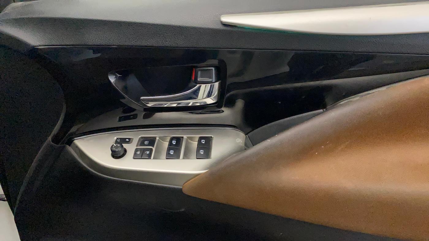 2022 Toyota Innova Crysta 2.7 ZX AT 7 STR, Petrol, Automatic, 55,536 km, Driver Side Door Panels Control