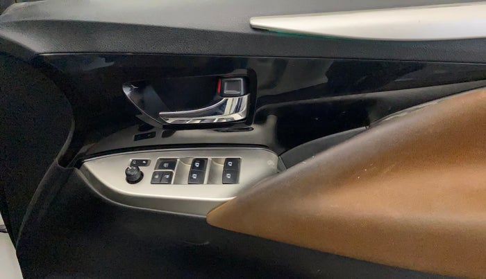 2022 Toyota Innova Crysta 2.7 ZX AT 7 STR, Petrol, Automatic, 55,536 km, Driver Side Door Panels Control