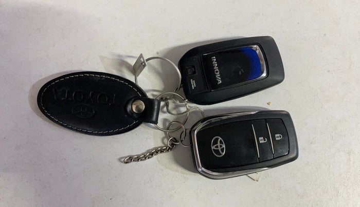 2022 Toyota Innova Crysta 2.7 ZX AT 7 STR, Petrol, Automatic, 55,536 km, Key Close Up