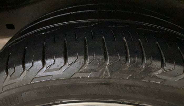 2022 Toyota Innova Crysta 2.7 ZX AT 7 STR, Petrol, Automatic, 55,536 km, Right Rear Tyre Tread