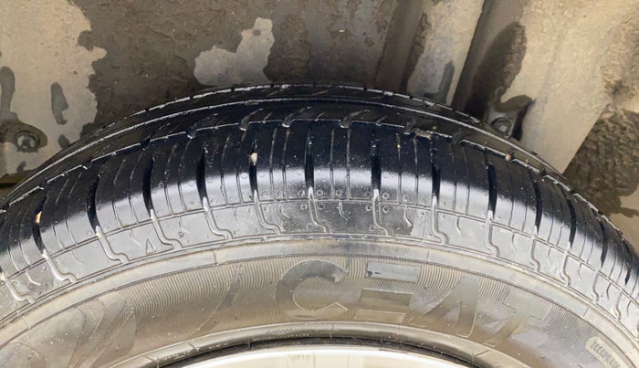 2014 Maruti Swift Dzire VXI, Petrol, Manual, 1,17,461 km, Left Rear Tyre Tread