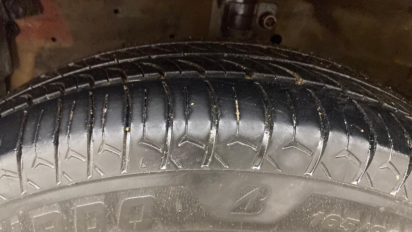 2014 Maruti Swift Dzire VDI, Diesel, Manual, 1,50,064 km, Left Front Tyre Tread