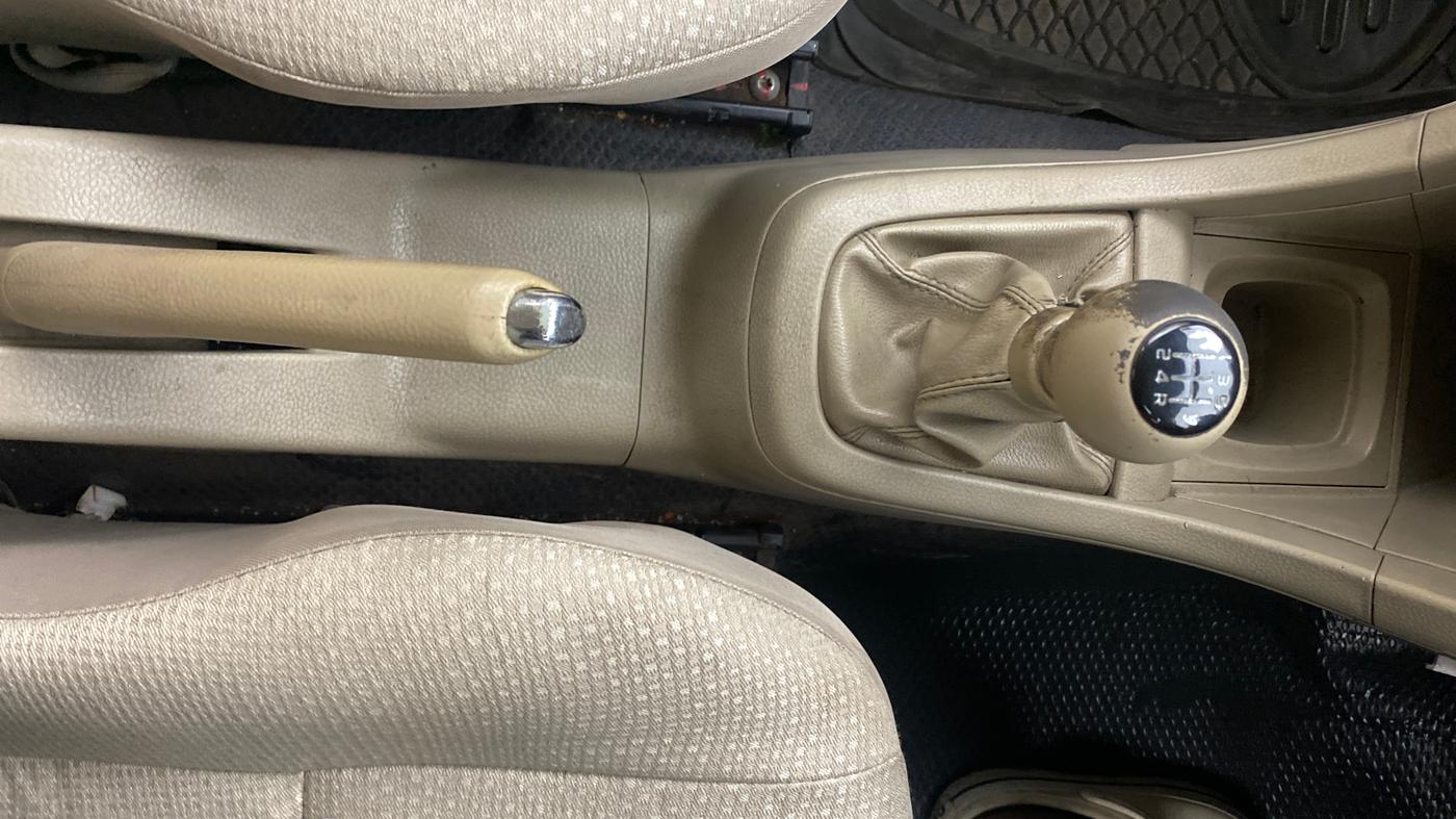 2014 Maruti Swift Dzire VDI, Diesel, Manual, 1,50,064 km, Gear Lever
