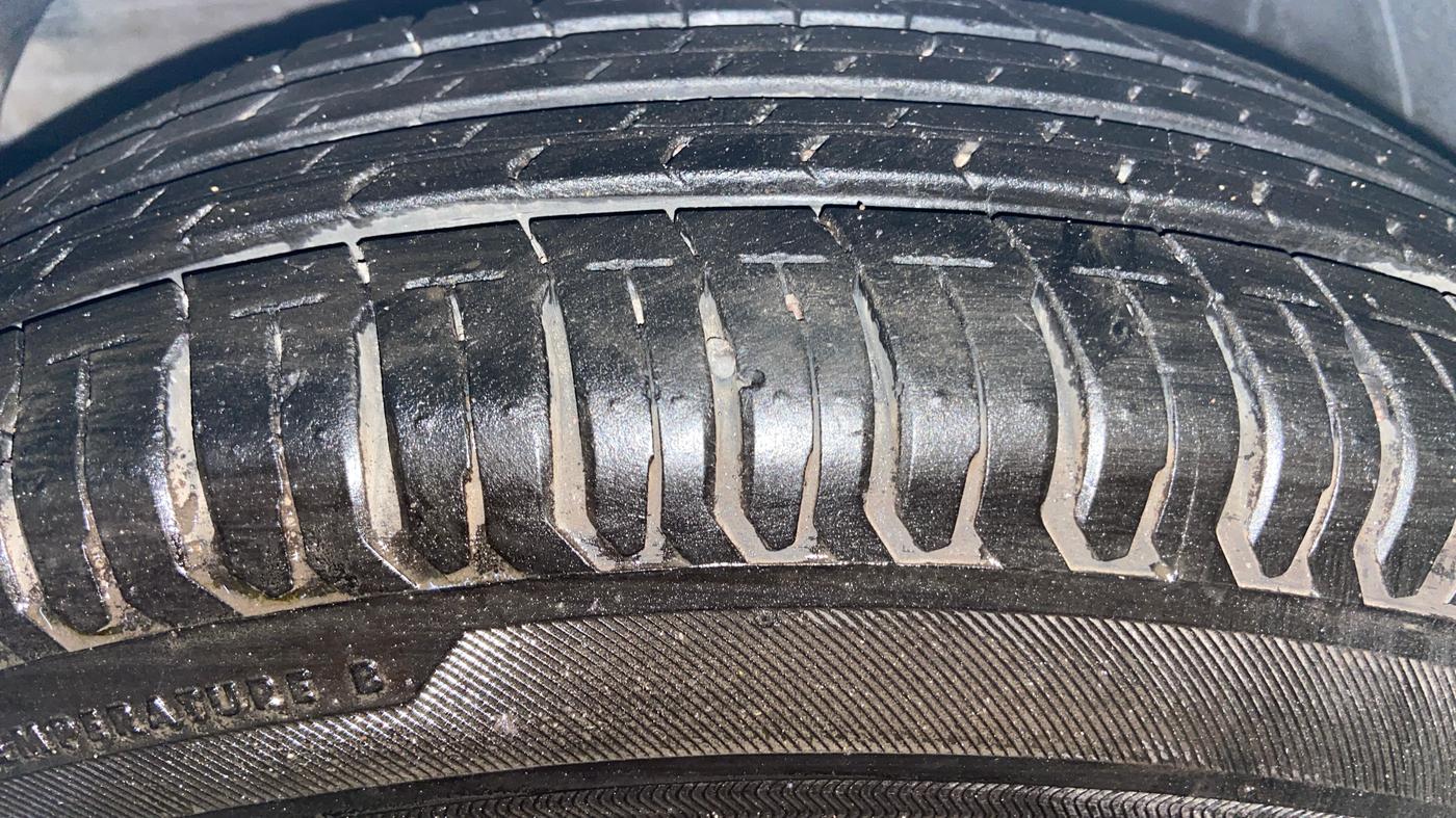 2019 Maruti Swift VXI AMT, Petrol, Automatic, 80,502 km, Left Front Tyre Tread