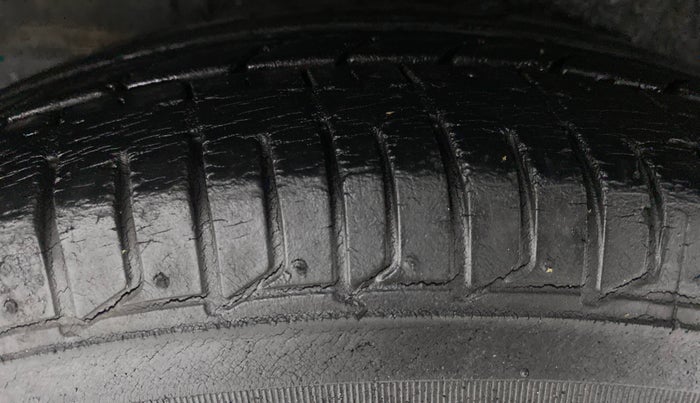 2011 Hyundai i10 MAGNA 1.2, Petrol, Manual, 51,953 km, Right Rear Tyre Tread