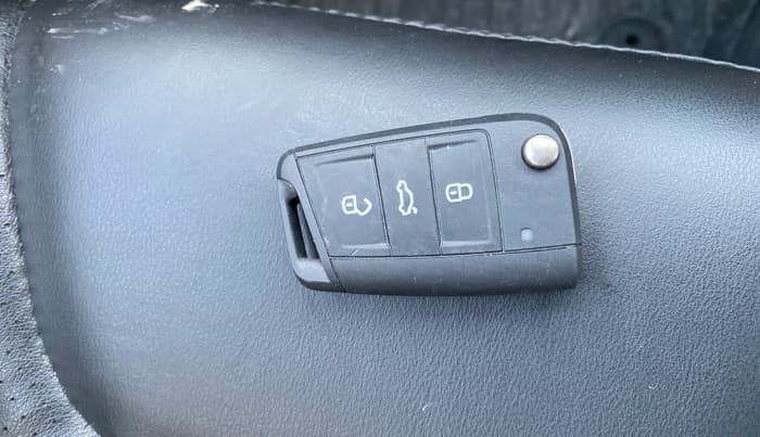 2024 Volkswagen VIRTUS HIGHLINE TSI 1.0 MT, Petrol, Manual, 52,096 km, Key Close Up