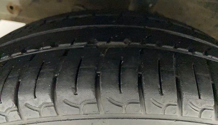 2017 Hyundai Grand i10 MAGNA 1.2 KAPPA VTVT, CNG, Manual, 42,006 km, Left Front Tyre Tread