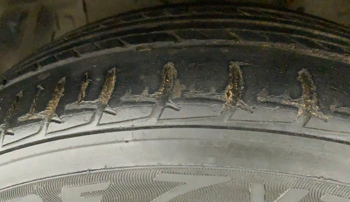 2015 Maruti Ciaz ZXI+, Petrol, Manual, 93,082 km, Left Front Tyre Tread
