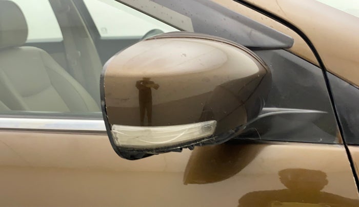 2015 Maruti Ciaz ZXI+, Petrol, Manual, 93,082 km, Right rear-view mirror - Indicator light has minor damage