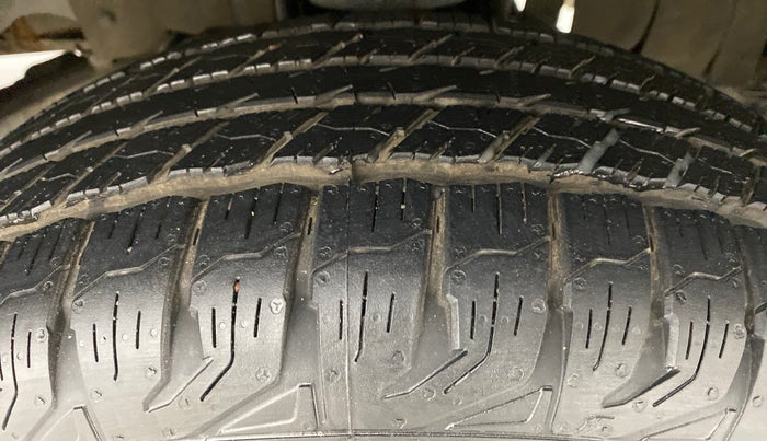 2016 Mahindra Scorpio S6 PLUS, Diesel, Manual, 66,504 km, Right Front Tyre Tread