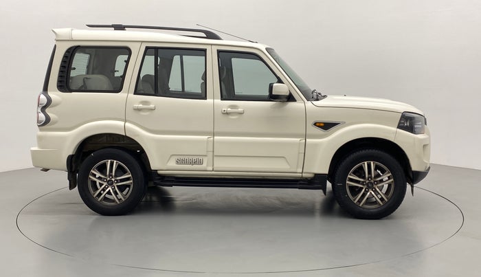 2016 Mahindra Scorpio S6 PLUS, Diesel, Manual, 66,504 km, Right Side View