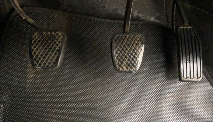 2017 Honda Brio VX MT, Petrol, Manual, 1,33,627 km, Pedals