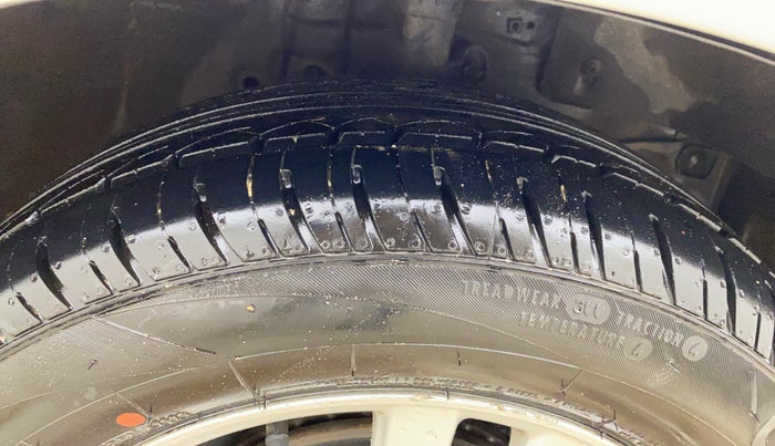 2017 Honda Brio VX MT, Petrol, Manual, 1,33,627 km, Right Front Tyre Tread