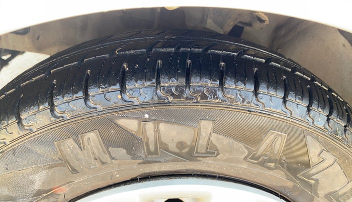 2013 Hyundai i10 MAGNA 1.1, CNG, Manual, 74,640 km, Left Front Tyre Tread