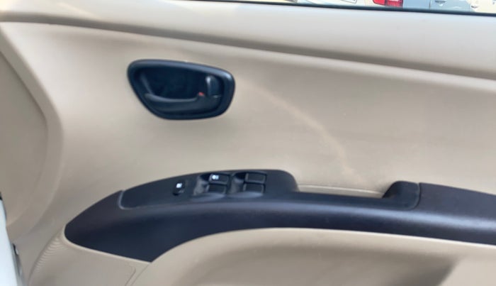 2013 Hyundai i10 MAGNA 1.1, CNG, Manual, 74,640 km, Driver Side Door Panels Control