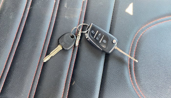 2013 Hyundai i10 MAGNA 1.1, CNG, Manual, 74,640 km, Key Close Up