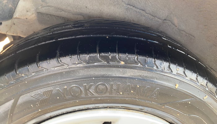 2013 Hyundai i10 MAGNA 1.1, CNG, Manual, 74,640 km, Right Rear Tyre Tread