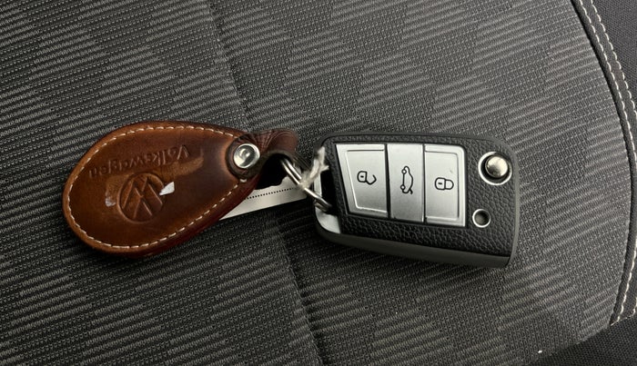 2024 Volkswagen TAIGUN COMFORTLINE 1.0 TSI MT, Petrol, Manual, 15,899 km, Key Close Up