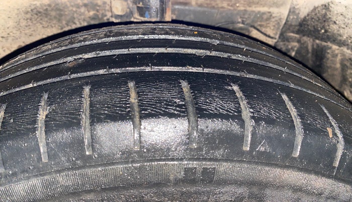 2017 Maruti Ciaz ALPHA 1.4 PETROL, Petrol, Manual, 99,095 km, Right Front Tyre Tread