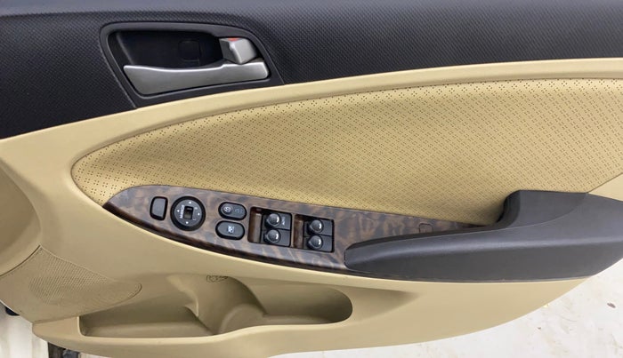 2016 Hyundai Verna 1.6 CRDI SX (O), Diesel, Manual, 90,522 km, Driver Side Door Panels Control