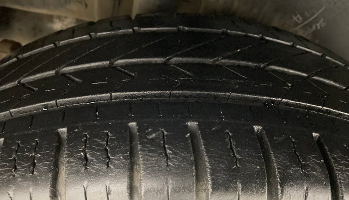 2017 Maruti Swift ZDI, Diesel, Manual, 43,185 km, Right Rear Tyre Tread