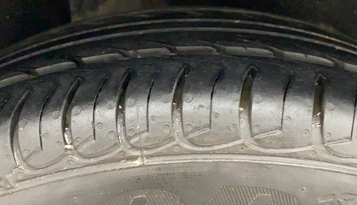 2017 Ford Ecosport TITANIUM 1.5L PETROL AT, Petrol, Automatic, 1,21,538 km, Right Rear Tyre Tread
