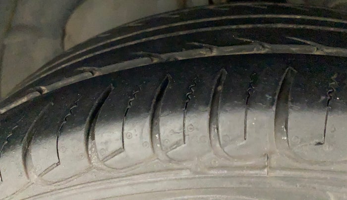 2017 Ford Ecosport TITANIUM 1.5L PETROL AT, Petrol, Automatic, 1,21,538 km, Right Front Tyre Tread