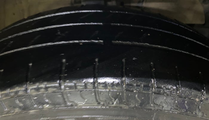 2022 Maruti Dzire LXI, CNG, Manual, 32,307 km, Right Front Tyre Tread