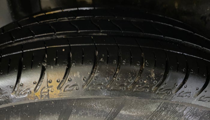 2022 Maruti Dzire LXI, CNG, Manual, 32,307 km, Right Rear Tyre Tread