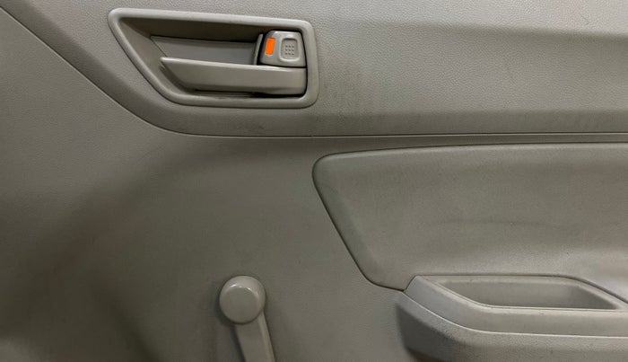 2022 Maruti Dzire LXI, CNG, Manual, 32,307 km, Driver Side Door Panels Control