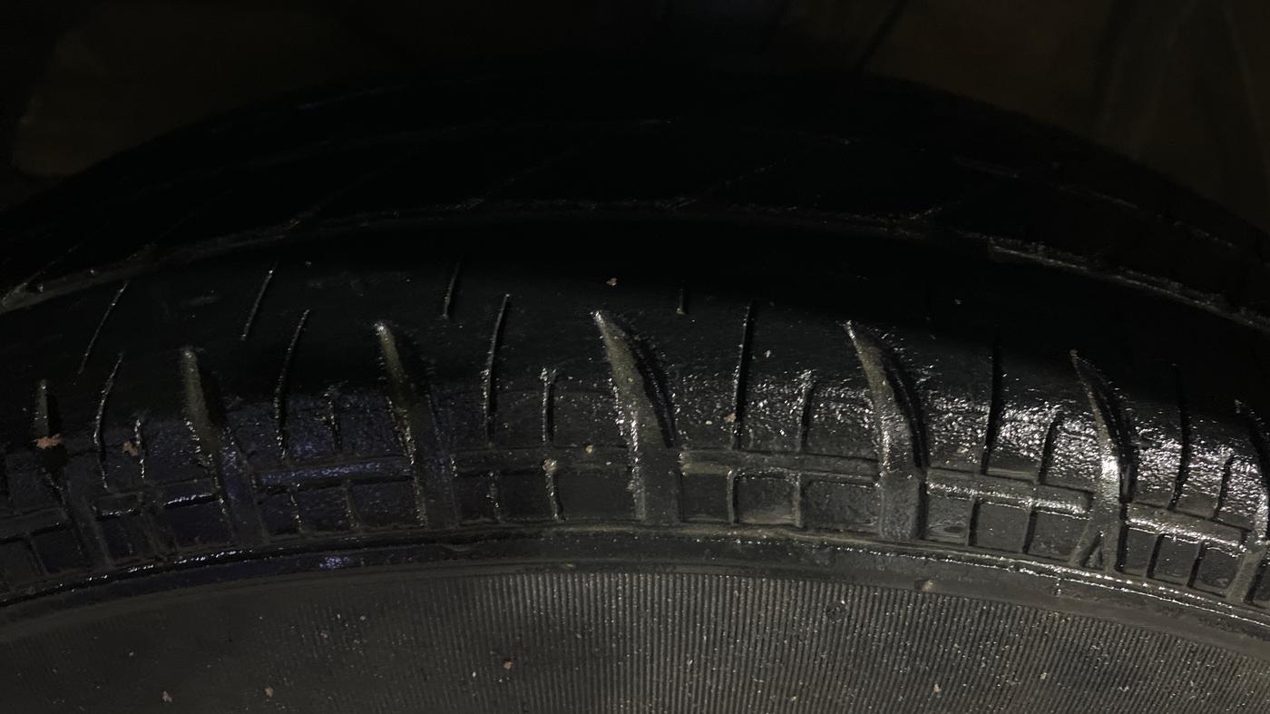 2022 Maruti Dzire LXI, CNG, Manual, 32,324 km, Left Front Tyre Tread